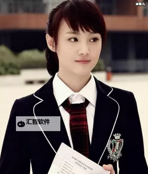 郑爽复古校服再现校园记忆，引领怀旧潮流图1