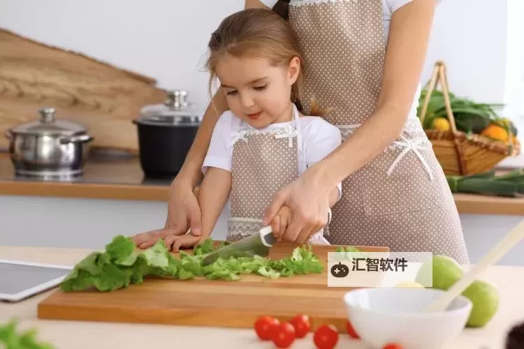 中午妈妈在厨房做饭的温馨时光图1