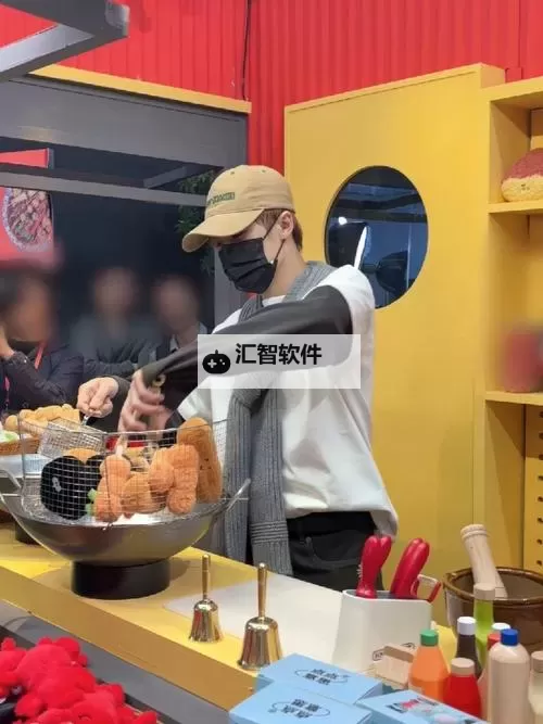 真人两个男生做酿酿酱酱：趣味厨房大挑战图1