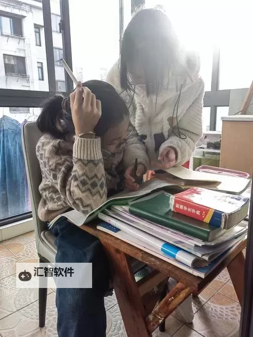 温馨时刻：坐在学长的紫根上写作业视频纪录图1