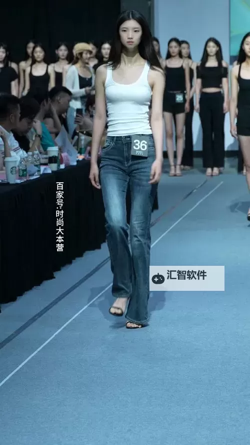 正在播放极品白嫩真实面试：体验最震撼的现场面试瞬间图1