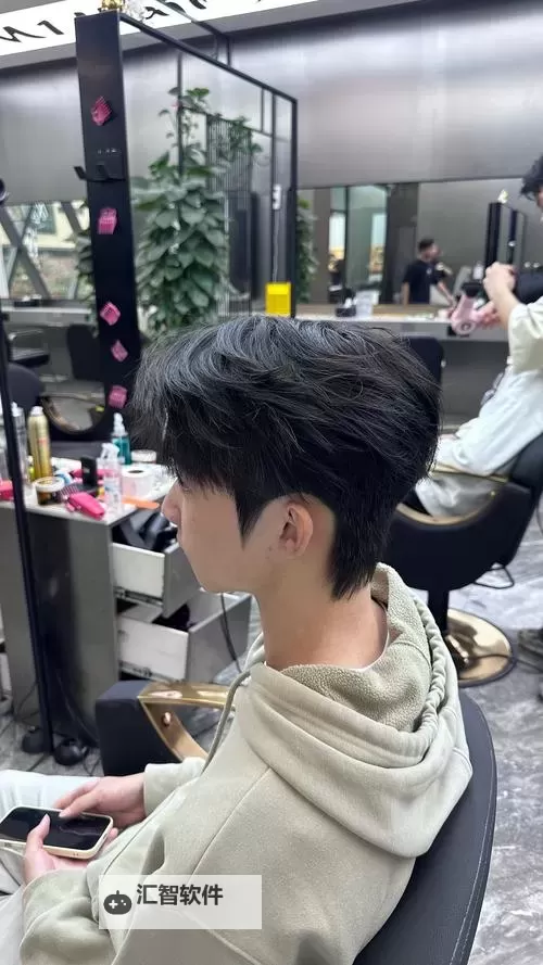 探索潮流前沿：最全最新男生发型图片欣赏图1