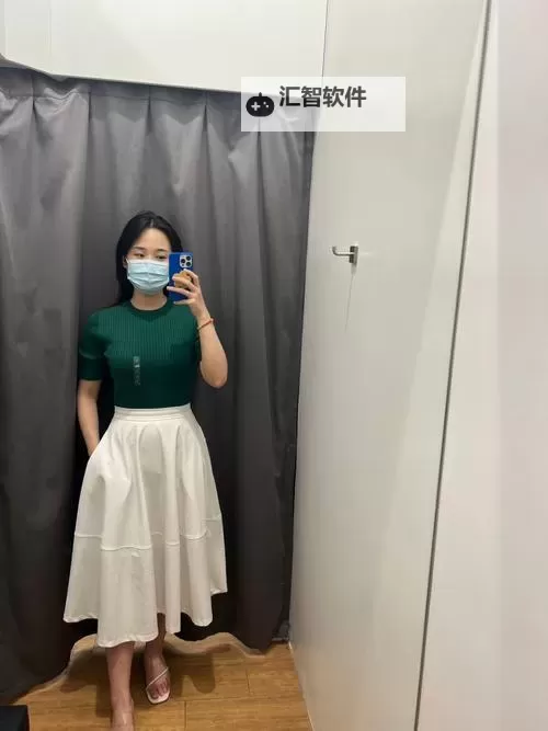 优衣库试衣间全视频：完整体验与穿搭分享图1