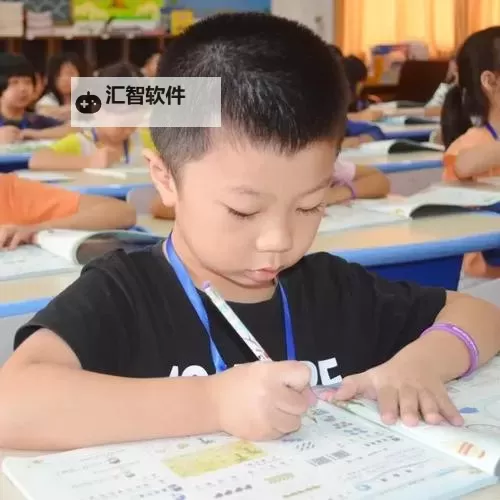 当奇趣遭遇：我坐在教授的棒棒上写作业的奇幻体验图1