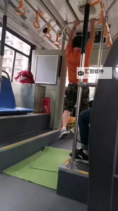 在公交车上做运动：轻松保持健康的小技巧图1
