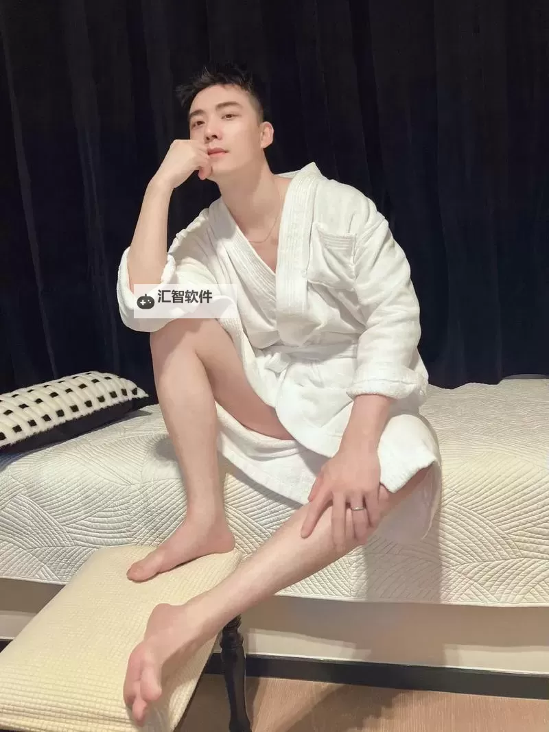 中国小鲜肉GAyTubesex引发热议：年轻偶像的多面魅力图1