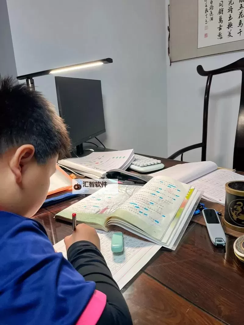 意外发现：我竟然坐在小叔叔的巨大写作业上玩耍图1