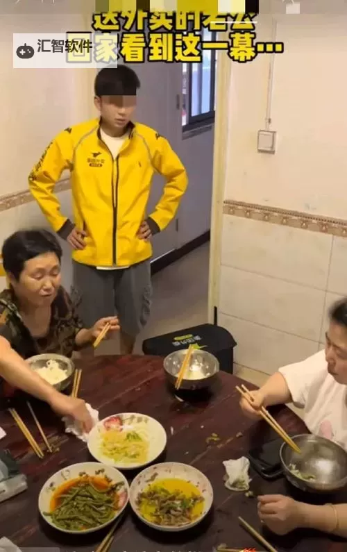 如何实现一个在上一个在下在线观看的流媒体播放效果?图1