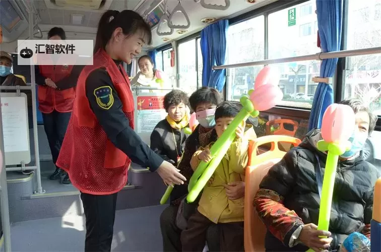 公交车司机做了次公交车 引发乘客热议图1