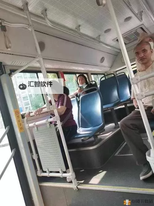 公交车上被C出水：惊心一幕揭示公共场所安全隐患图2