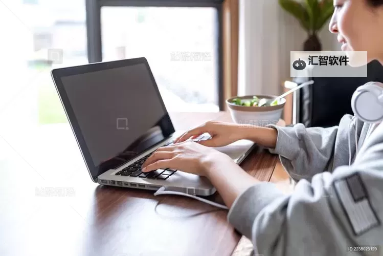 轻松养生：坐在办公室桌子做运动的小妙招图1