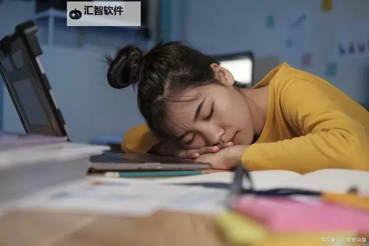 奇幻课堂：我竟然坐在老师的紫根上写作业图1