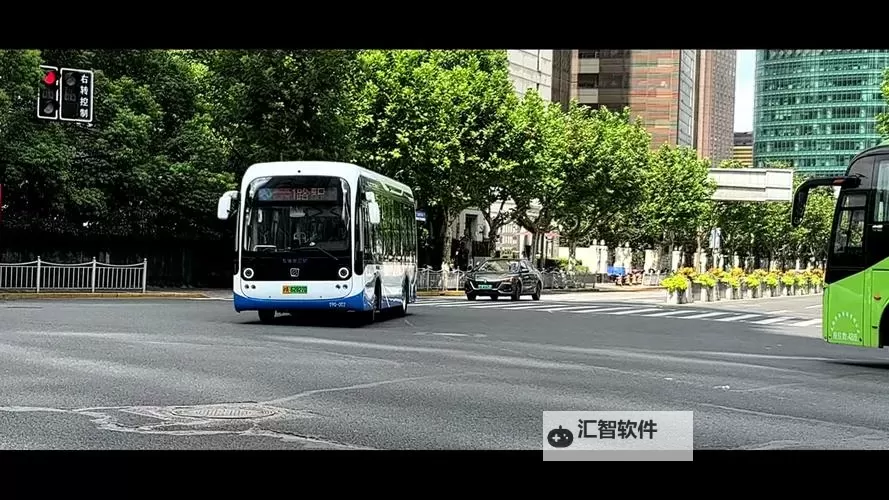 在公交车一个接一个高C：城市高峰期的紧张瞬间图1