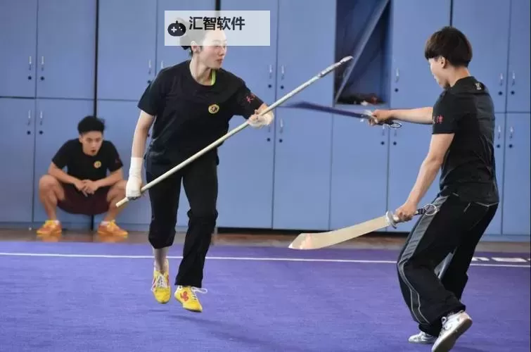 游泳馆里的两个教练孟月月：激情教学守护运动梦想图1