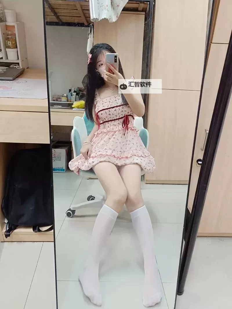 春色撩人：大长腿校园美女在酒店尽显春日风采图1