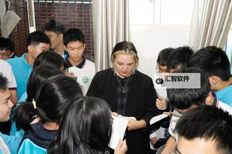 在英语课上用鸡插英语课代表的趣味教学探索图1