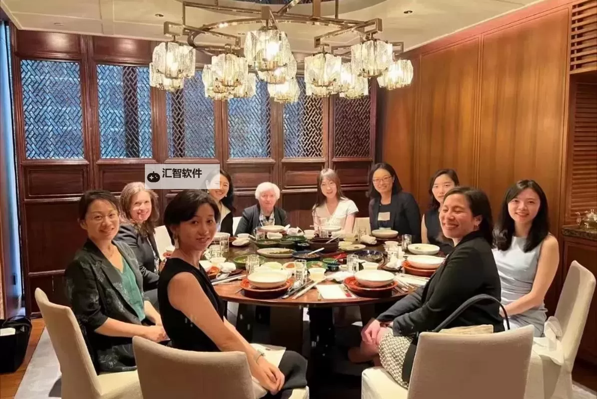 总裁吃饭还连在一起：意外的甜蜜瞬间引发办公室热议图2