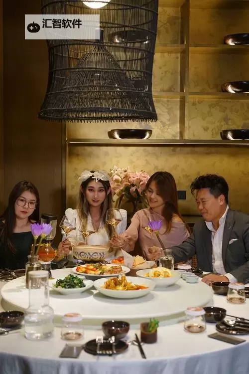 总裁吃饭还连在一起：意外的甜蜜瞬间引发办公室热议图1