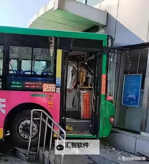 在公交车上被撞了八次：一次意外的反复遇见图1