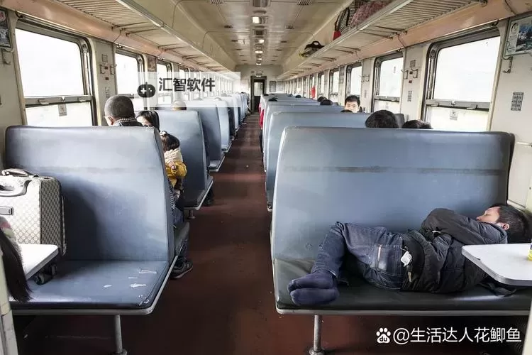 长途车卧铺最后一排的隐秘秘密：舒适与不为人知的故事图1