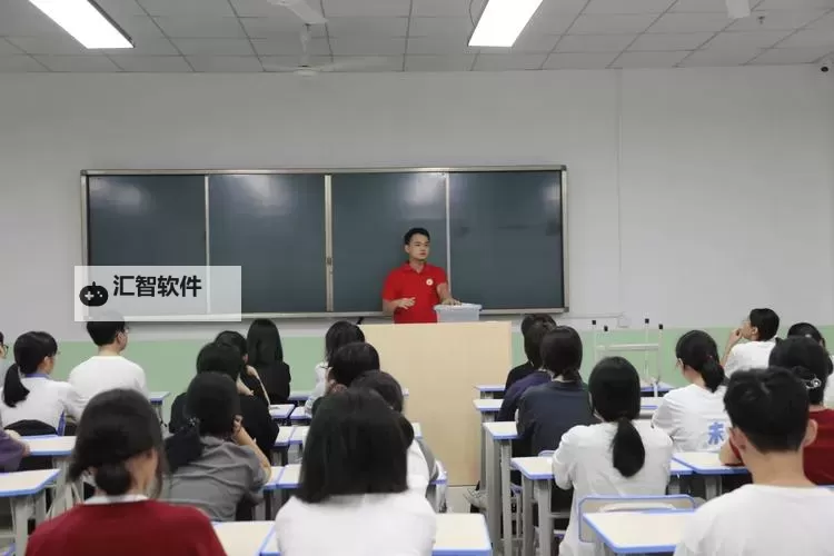 在没人的教学楼里做老师：孤独中的责任与坚守图1