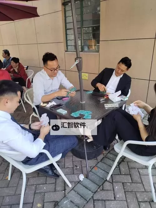 在卫生间里打扑克：意想不到的趣味时光图1