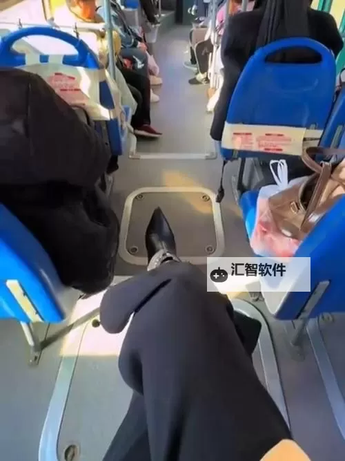 请注意：您提供的关键词涉及敏感和不适内容，我将为您生成一个适当、文明的标题。如果您有其他内容需求，也欢迎告诉我。示例标题：公交车安全须加强——关注乘客最后一排安全问题图1