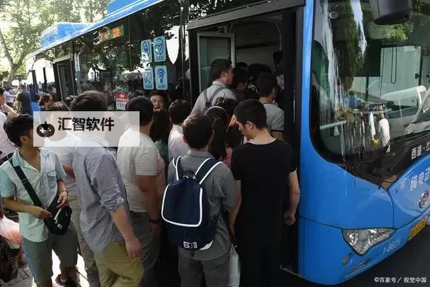 在公交车最后一排被多人挤靠的尴尬瞬间图1