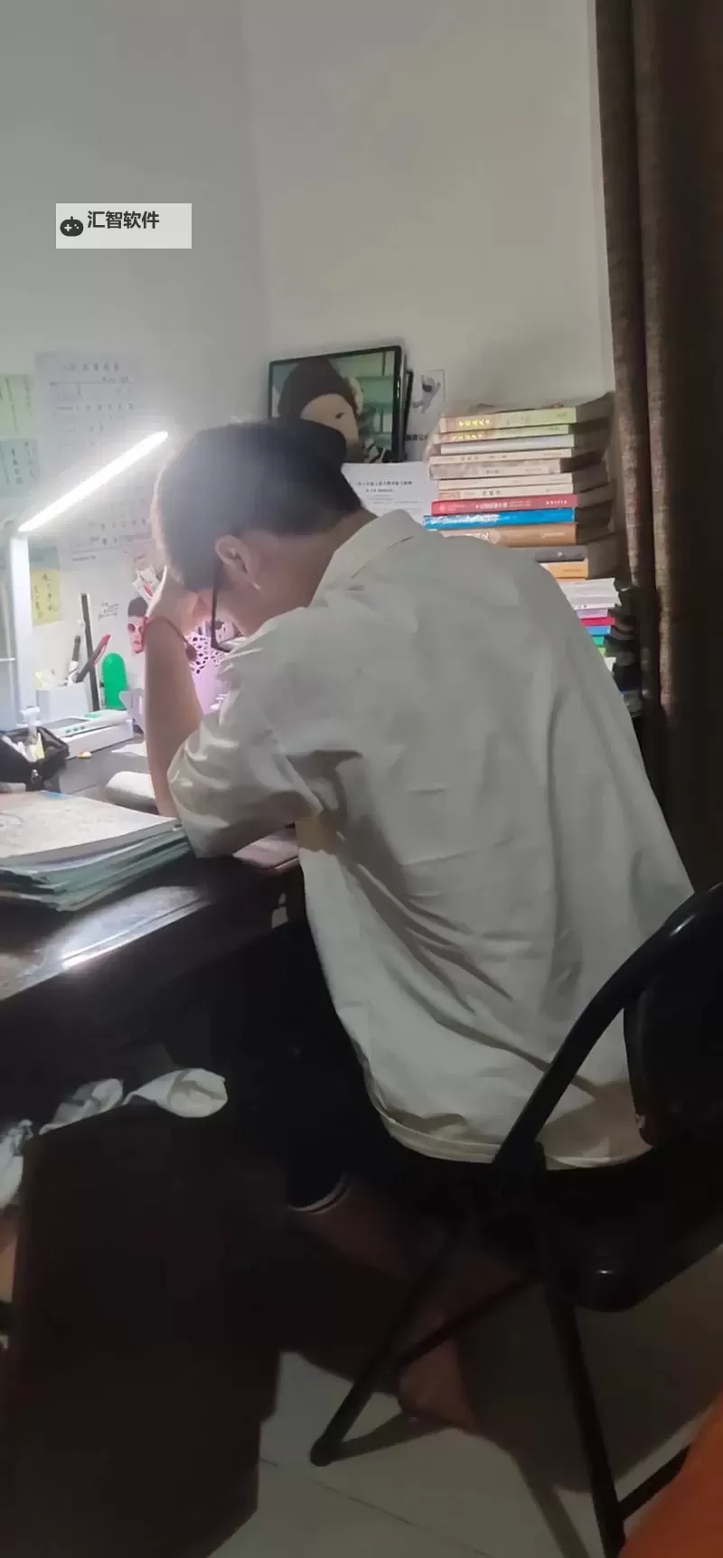 奇趣体验:坐在振动棒上写作业的另类生活方式图1