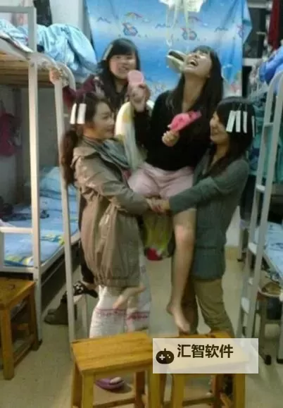 夜幕下的宿舍传说：这才是女生宿舍的秘密图1