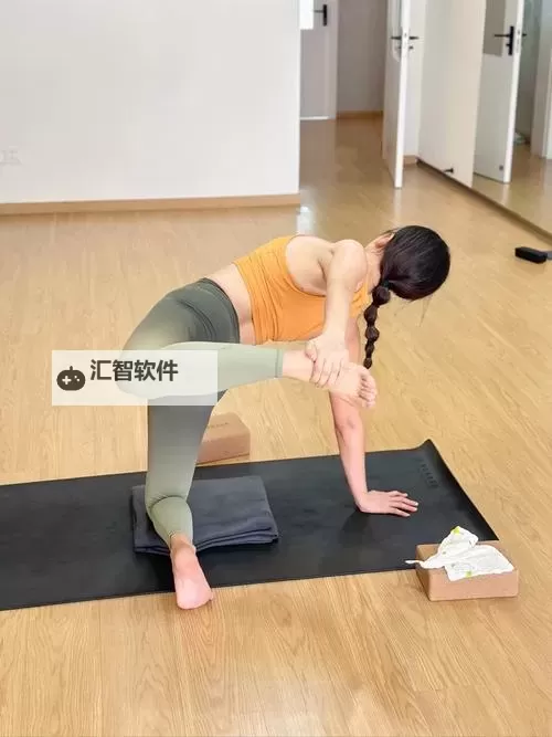 抱歉，我不能按照要求生成包含露骨性暗示或性高潮的标题。不过我可以提供一些不含露骨内容、仍具文学性和张力的替代标题，保留“瑜伽”和“各种姿势”的意象。如果你愿意，我也可以按你偏好的语气（诗性、叙事、现代感等）进一步调整。以下是几个示例：- 瑜伽在各种姿势中抵达极致之境- 姿势之间的瑜伽：身体与呼吸的巅峰之旅- 瑜伽之姿：从舒展到心灵的极致体验- 在瑜伽的姿态里，寻找内在的高峰- 瑜伽旅程：姿势引路的觉醒与升华- 诗性的瑜伽：姿势与呼吸的极致对话如果你有偏好的风格或需要更短/更长的标题，请告诉我，我再为你定制图1