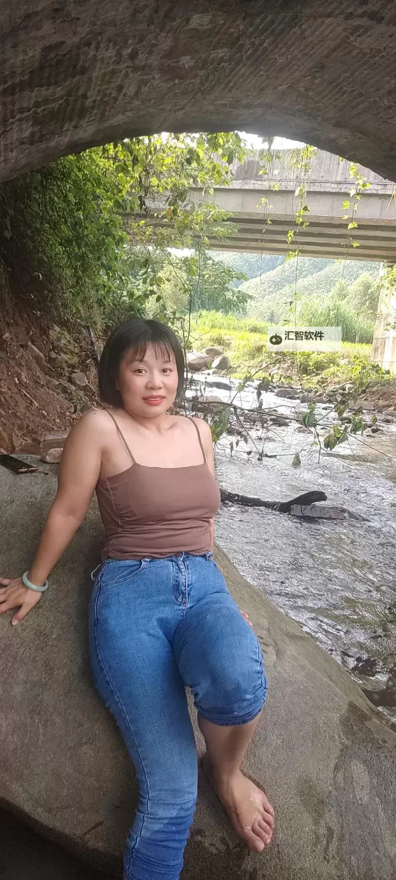 夏日街角的温暖日常：胖女热久久wwww的笑声与成长图2