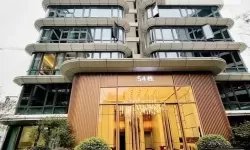 张律渝和吕总落地窗：城市夜色中的对峙与和解