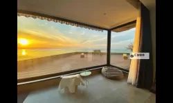 在酒店落地玻璃窗前做出选择的夜晚